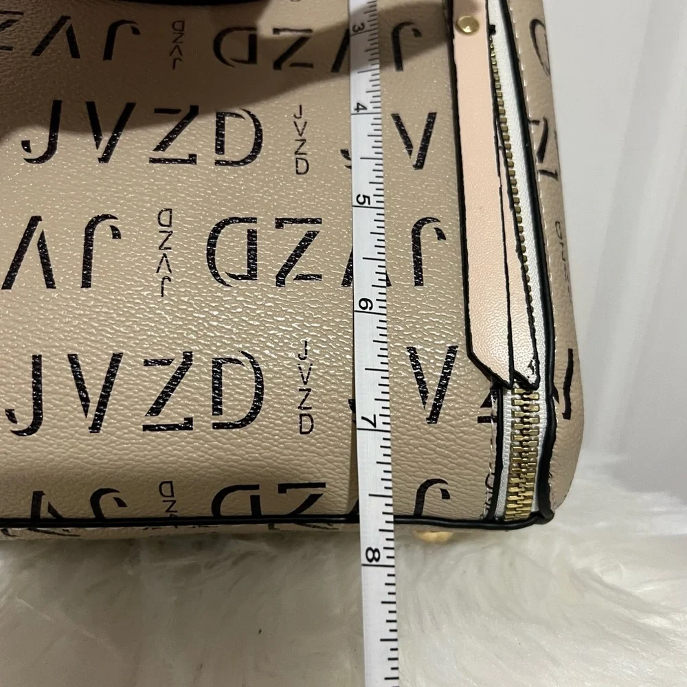 💗 *NEW* Cream Handbag with Gold‎ Hardware